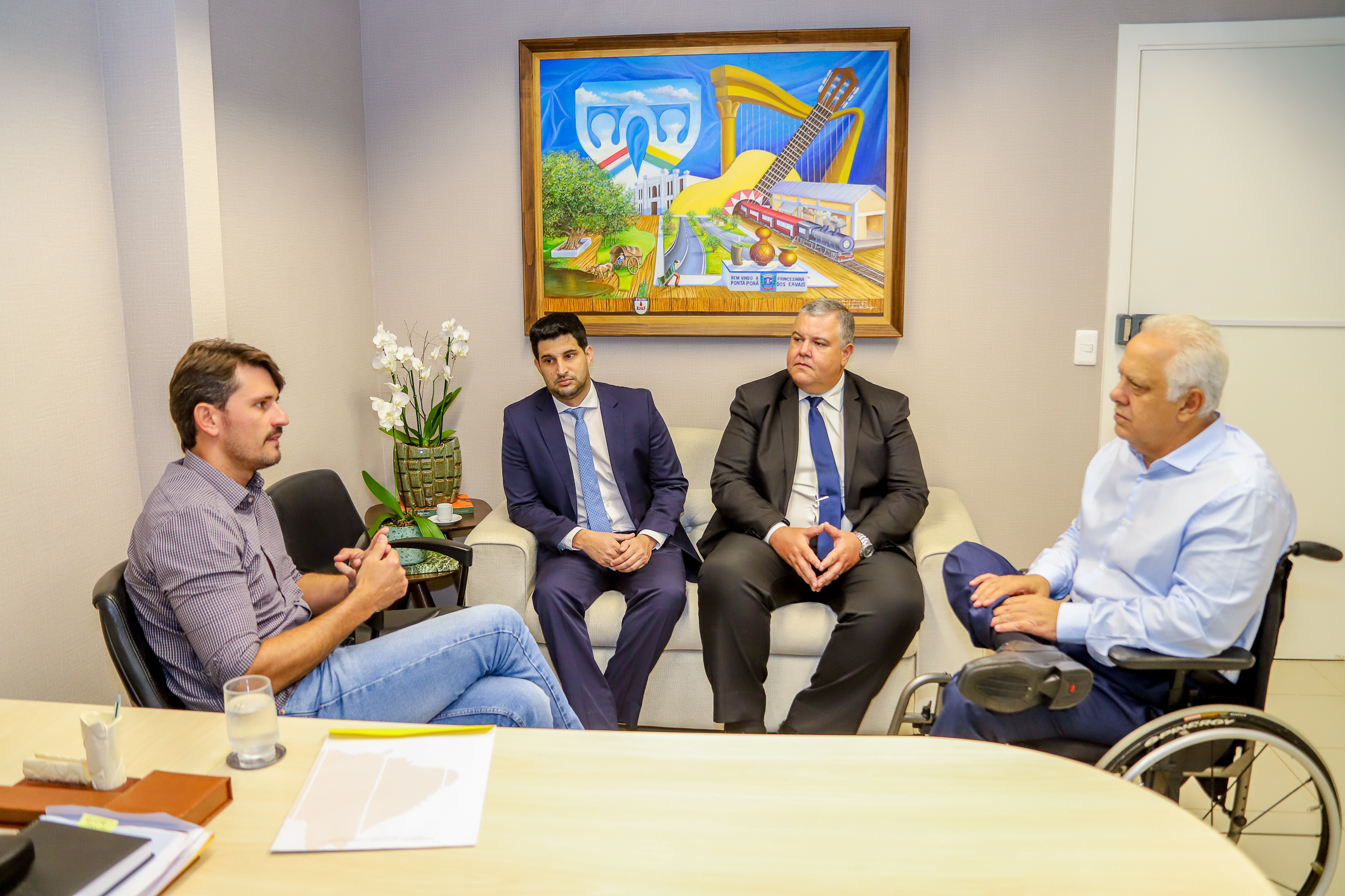 Presidente da Assomasul Thalles Tomazelli, acompanhado dos advogados Élcio Paes e Dráusio Pires se reúnem com o Conselheiro Presidente do TCE, Flávio Kayatt.