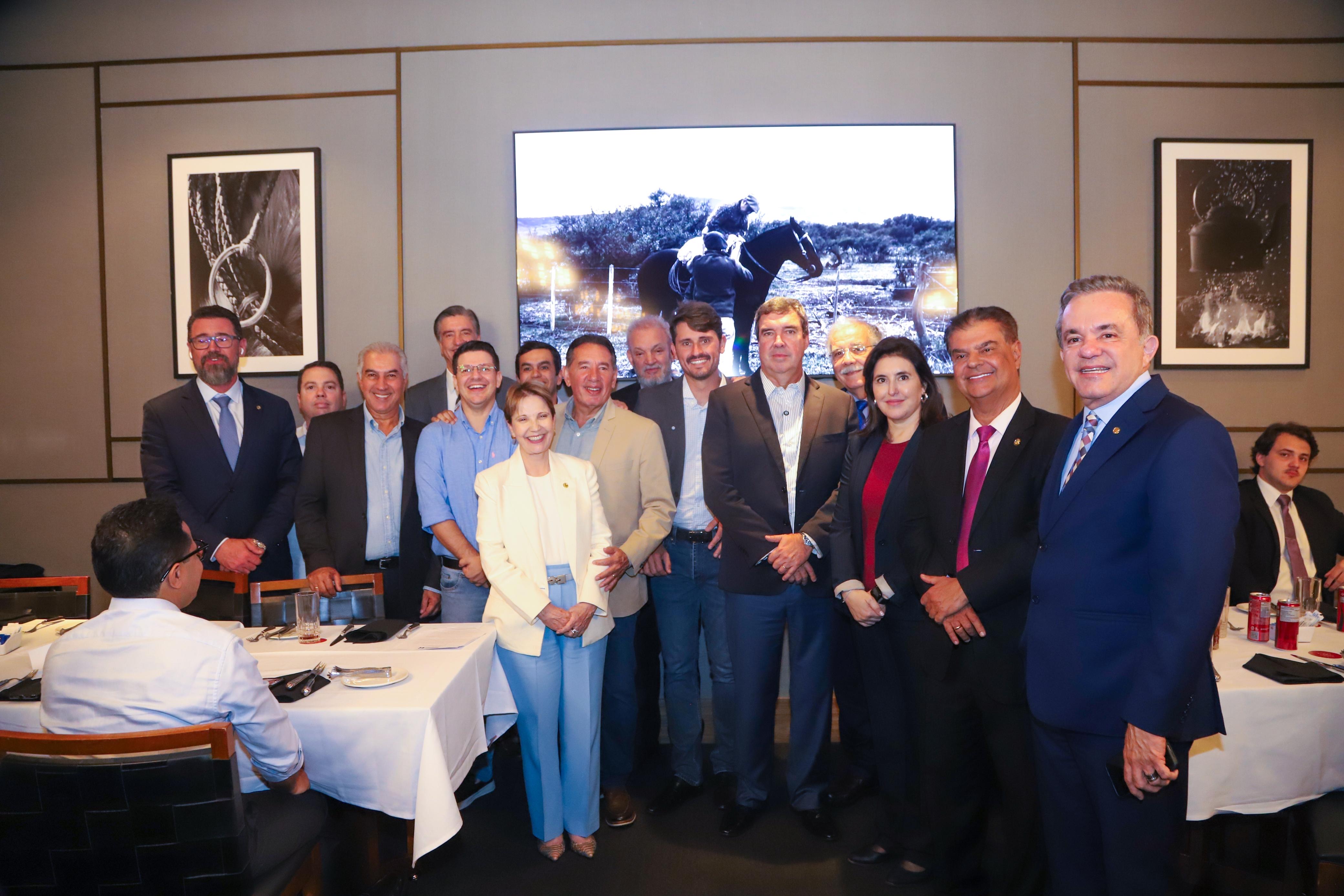 Jantar reúne governador, parlamentares e prefeitos para alinhar apoio à PEC 66/2023