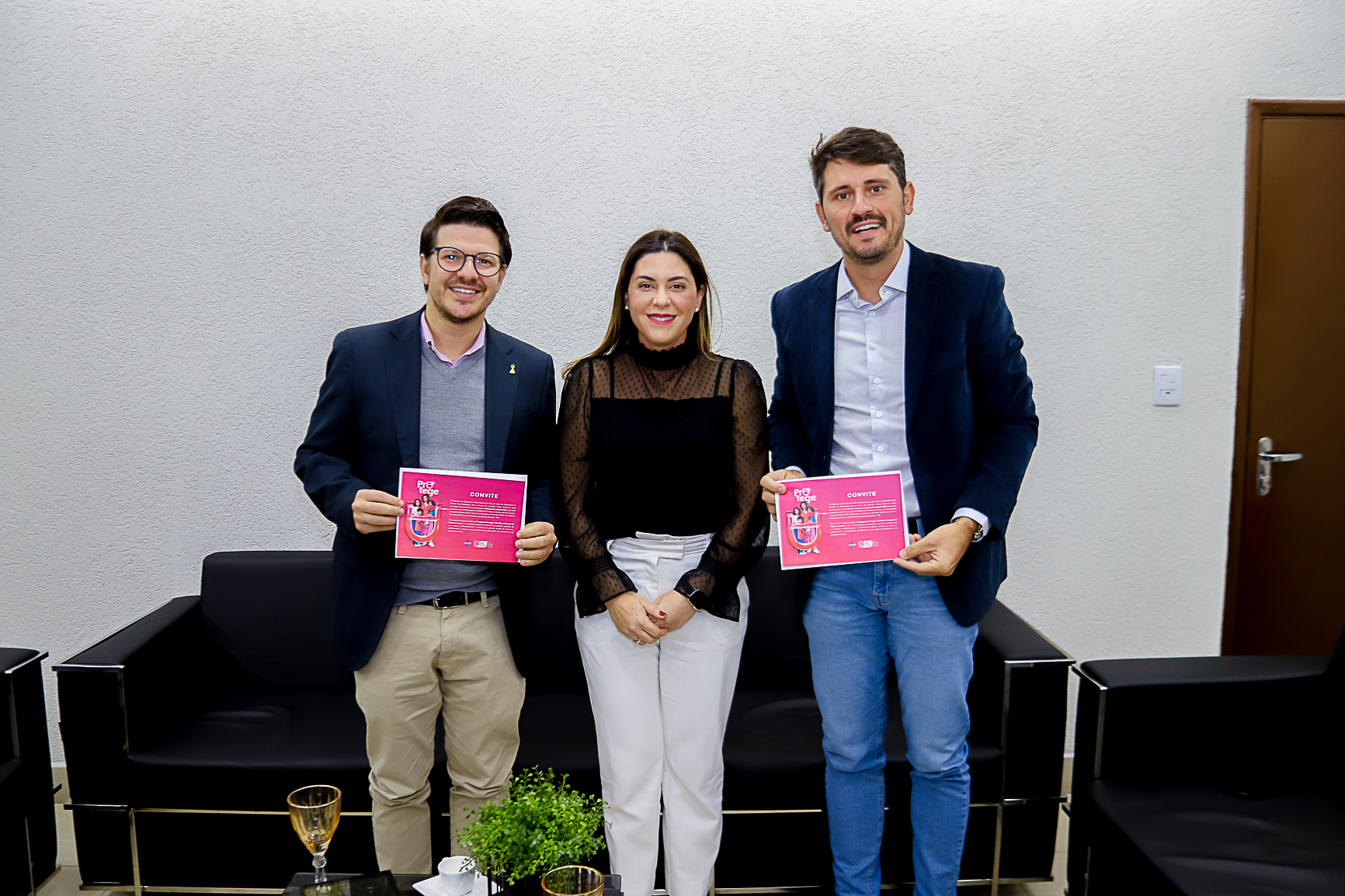 Presidente da Assomasul Thalles Tomazelli de Itaquiraí recebe a secretária de Estado de Cidadania, Viviane Luiza.