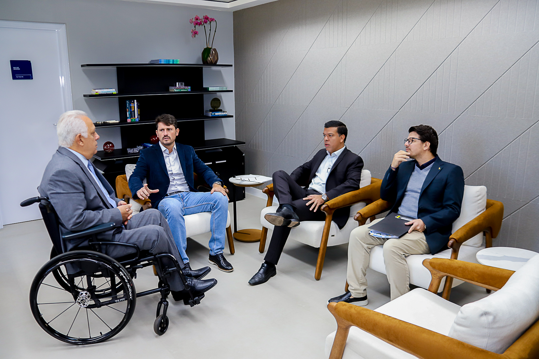 Presidente da Assomasul Thalles Tomazelli faz visita no TCE/MS, SANESUL E TJMS para entrega de Ofício do 3º  Congresso da Assomasul 2025.